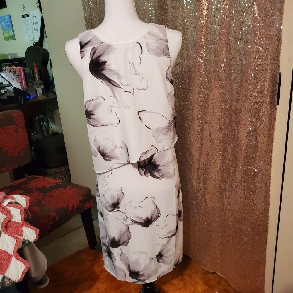 White House Black Market Sleeveless Dress scoop ne